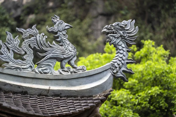 トランアン ニンビン ベトナムの仏教寺院で美しい龍の彫刻 閉じろ — ストック写真