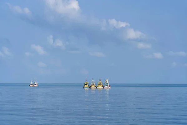 Barcos Pesca Alto Mar Contra Céu Azul Lado Ilha Koh — Fotografia de Stock
