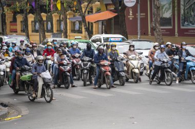 Hanoi, Vietnam - 01 Mart 2020: Eski kasaba Hanoi, Vietnam 'da motosiklet trafiği