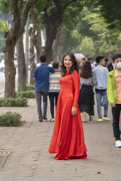 Hanoi Wietnam Marzec 2020 Piękna Wietnamka Czerwonej Sukience Ulicy Starym — Zdjęcie stockowe