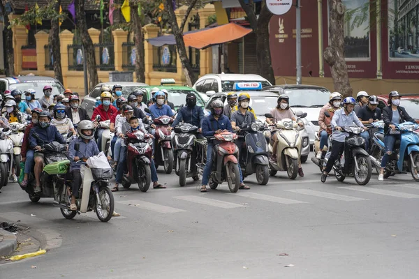 越南河内 2020年3月1日 越南河内旧城区街道上的摩托车交通 — 图库照片