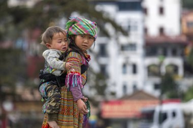 Sapa, Vietnam - Mart 04, 2020: Kuzey Vietnam 'daki Sapa dağ köyünde sokaktaki etnik Hmong çocukları