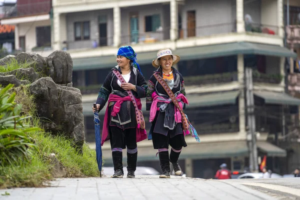 Sapa Βιετνάμ Μάρτιος 2020 Δύο Ethnic Hmong Γυναίκα Παραδοσιακό Φόρεμα — Φωτογραφία Αρχείου