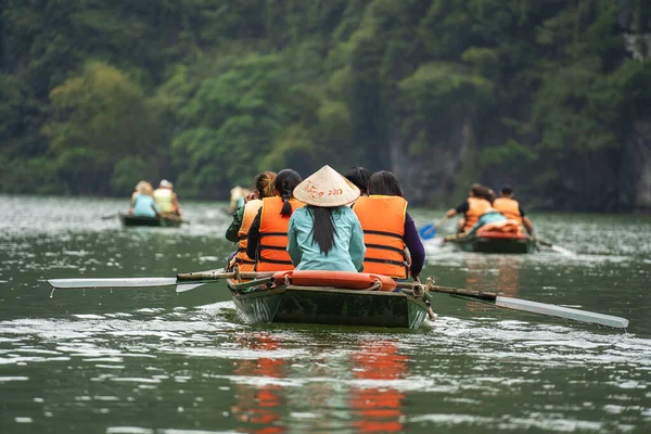 Ninh Binh Vietnam Mars 1006 2020 Turistbåttur Ngo Dong Floden — Stockfoto