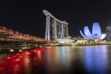 Singapur şehri, Singapur - 26 Şubat 2020: Marina Bay Sands oteli, Singapur 'da Marina Körfezi' nin gece görüşü ile birleşik bir tatil beldesidir.