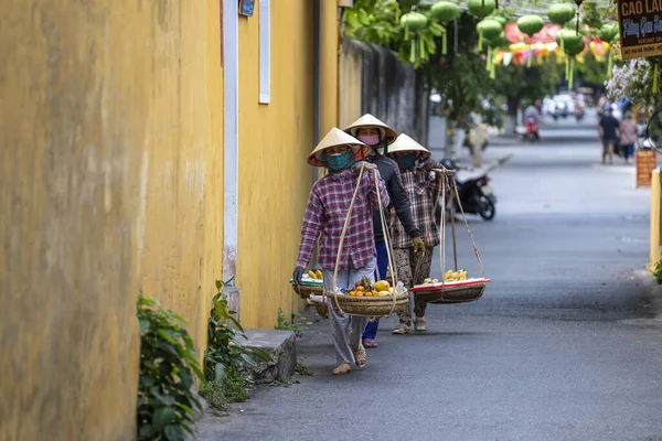 Hoi Vietnam March 2020 Vietnamese Woman Straw Hat Basket Fruits — Stock Photo, Image