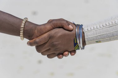 Zanzibar Adası, Tanzanya, Doğu Afrika 'daki tropikal plajda tokalaşan kabile masajcıları...