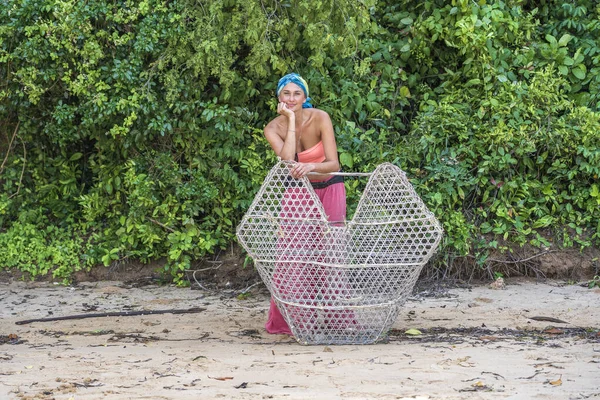Beautiful Girl Stands Next Crab Trap Tropical Beach Zanzibar Island — Stock Photo, Image