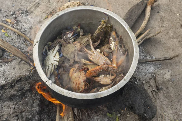 Venditore Cucina Granchi Mare Una Padella Sopra Fuoco Aperto Mercato — Foto Stock