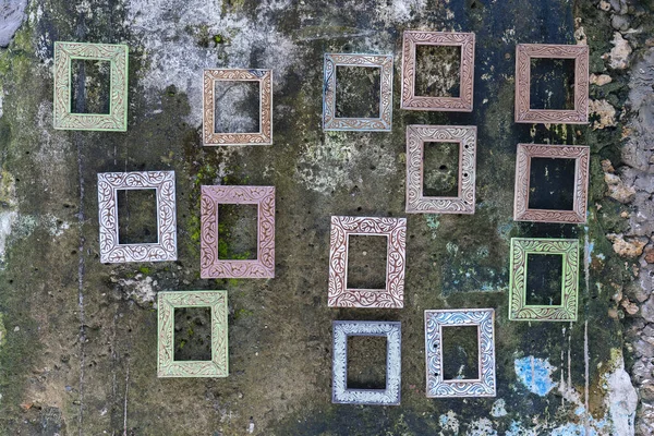 Belas Molduras Vazias Penduradas Parede Velha Uma Rua Stone Town — Fotografia de Stock