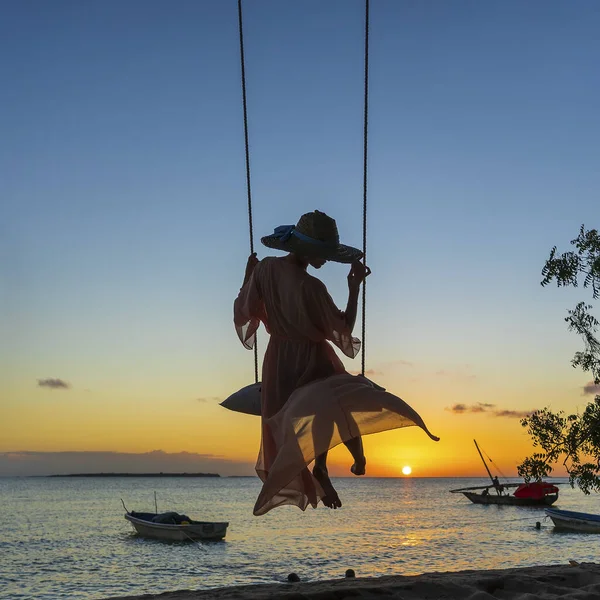 Hasır Şapkalı Pareo Salıncakta Sallanan Güzel Bir Kız Zanzibar Adası — Stok fotoğraf