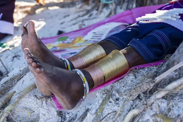 Stamm Massai Bein Mit Einem Bunten Armband Aus Nächster Nähe — Stockfoto