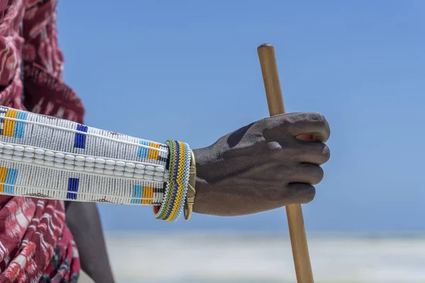 Mão Masai Tribal Com Uma Pulseira Colorida Perto Zanzibar Tanzânia — Fotografia de Stock