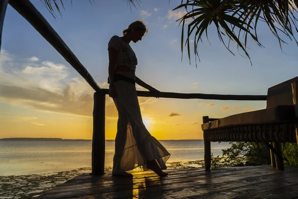 Güzel Bir Kadının Silueti Tropik Sahilde Gün Batımına Karşı Yaklaş — Stok fotoğraf