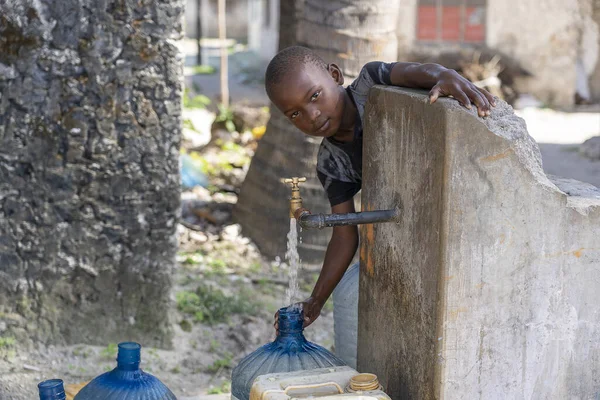 Zanzíbar Tanzania Octubre 2019 Niño Africano Identificado Llena Recipiente Con —  Fotos de Stock