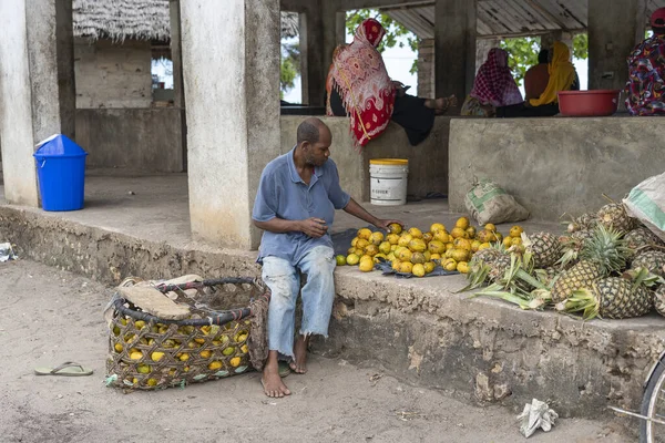 Zanzibar Tanzania Ottobre 2019 Uomo Africano Vende Frutta Tropicale Mercato — Foto Stock