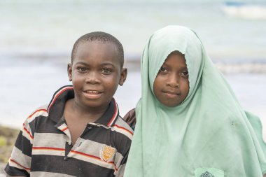 Zanzibar, Tanzanya - Aralık 09, 2019: Genç Afrikalı kız ve oğlan Zanzibar, Tanzanya, Doğu Afrika 'daki tropik plajda.
