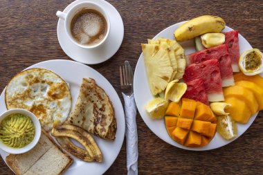 Otel restoranında, Zanzibar adasında, Tanzanya 'da, Afrika' da meyveli, kahveli, omletli ve muzlu gözlemeli tropik kahvaltı.