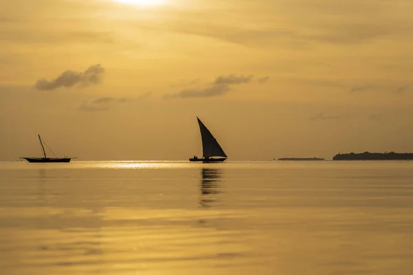 Traditional Fishing Sailing Boat Sunset Indian Ocean Island Zanzibar Tanzania — Stock Photo, Image