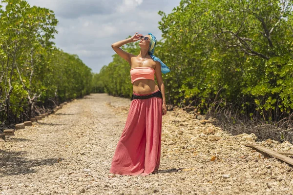 Uma Menina Bonita Fica Estrada Terra Entre Manguezais Dia Ensolarado — Fotografia de Stock