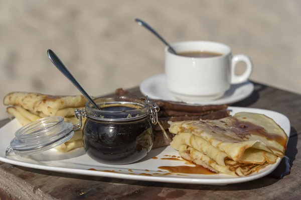 テーブルの上にマングローブの蜂蜜と紅茶の白いカップとおいしいパンケーキ 閉じます タンザニアのザンジバル島東アフリカ — ストック写真