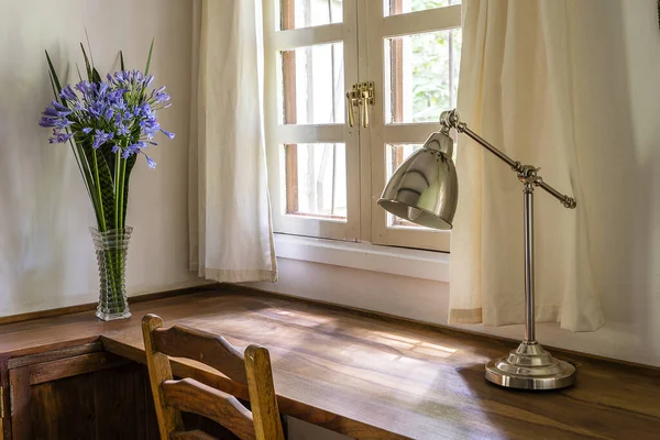 Drewniany Stół Krzesłem Lampą Bukietem Kwiatów Pobliżu Okna Nowoczesnym Miejscu — Zdjęcie stockowe