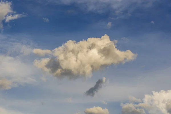 蓝天背景上的白云 自然概念 — 图库照片