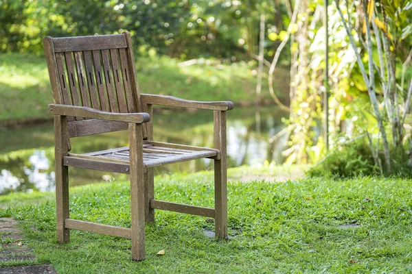 Cadeira Madeira Velha Jardim Tropical Perto Lago Ilha Bornéu Malásia — Fotografia de Stock