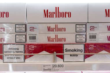 Muscat, Umman - 19 Ocak 2020: Bir gümrüksüz segment mağazasında bir sürü büyük paket Marlboro 'nun yer aldığı sigara reyonu