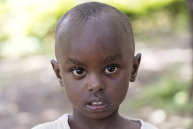 Arusha, Tanzanya - 24 Aralık 2019: Arusha, Tanzanya, Doğu Afrika 'da bir sokakta, bilinmeyen Afrikalı genç mutlu çocuk,