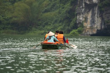 Ninh Binh, Vietnam - Mart 1006, 2020 Trang An Hang Mua, Vietnam 'daki Ngo Dong nehrinde tekne gezisi. Hanoi yakınlarında Kuzey Vietnam 'ın güzel doğası