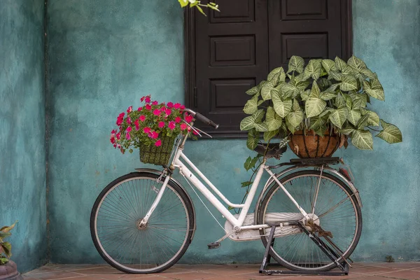 Bicicleta Vintage Blanca Con Cesta Llena Flores Junto Antiguo Edificio — Foto de Stock