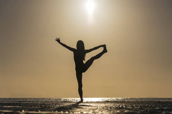 Silueta Mujer Pie Postura Yoga Playa Tropical Durante Puesta Del — Foto de Stock