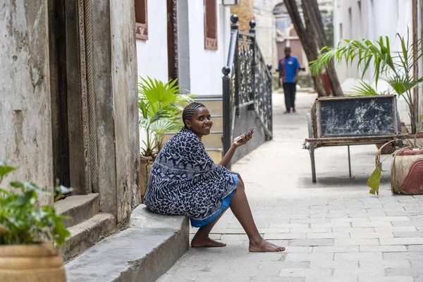 Zanzibar Tanzania November 2019 African Girl Rest Street Stone Town — Stock Photo, Image