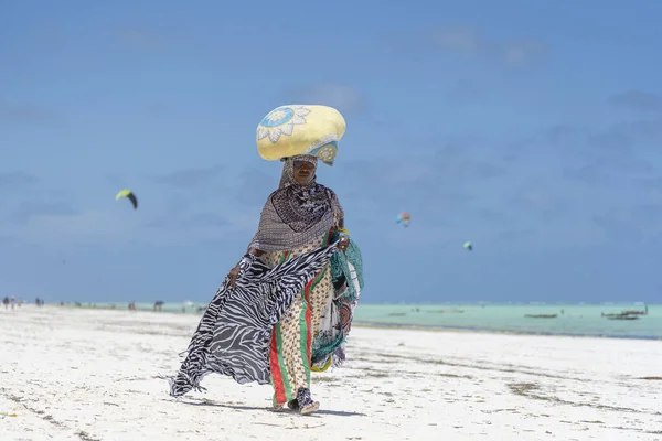 Zanzibar Tanzanie Listopad 2019 Africká Žena Prodává Suvenýry Oblečení Pro — Stock fotografie