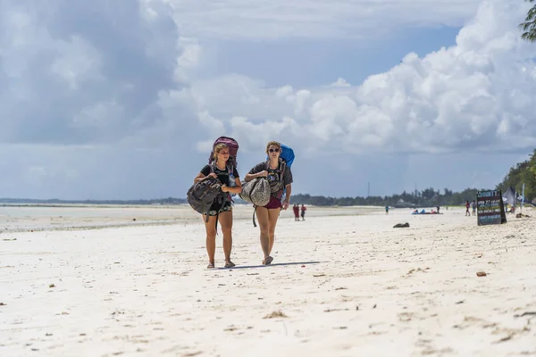 Zanzíbar Tanzania Diciembre 2019 Dos Turistas Con Mochilas Playa Arena —  Fotos de Stock