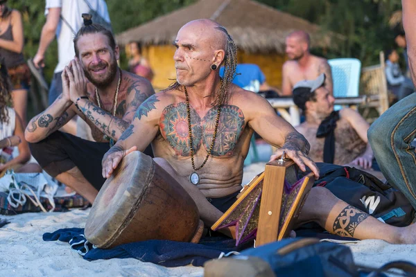 Koh Phangan Tailândia Janeiro 2020 Músicos Rua Tocando Bateria Para — Fotografia de Stock