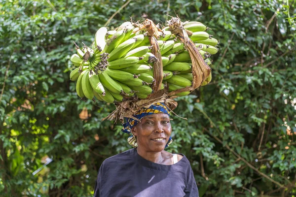Arusha Tanzânia Dezembro 2019 Idosa Africana Rua Com Bananas Verdes — Fotografia de Stock