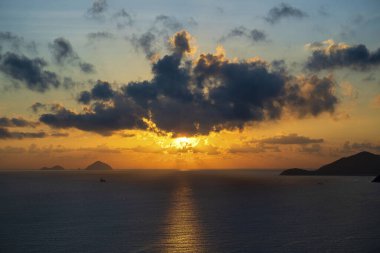 Hon Chong Burnu, Nha Trang, Vietnam 'da manzara gündoğumu. Seyahat ve doğa kavramı. Sabah gökyüzü, bulutlar, güneş ve deniz suyu şafakta