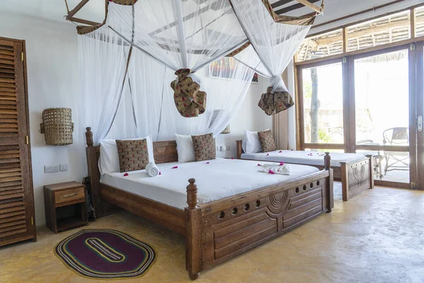 室内设计装饰家具的豪华展览家庭度假别墅卧室与四张海报床 坦桑尼亚桑给巴尔岛上海上热带别墅的室内设计 — 图库照片
