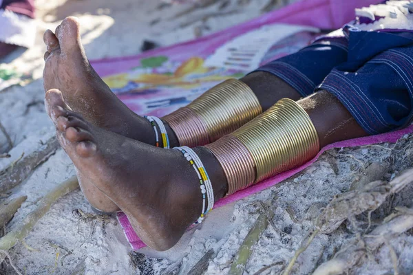 Stamm Massai Bein Mit Einem Bunten Armband Aus Nächster Nähe — Stockfoto