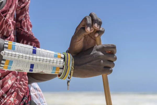 Masai Stammeshand Mit Buntem Armband Sandstrand Der Nähe Des Meeres — Stockfoto