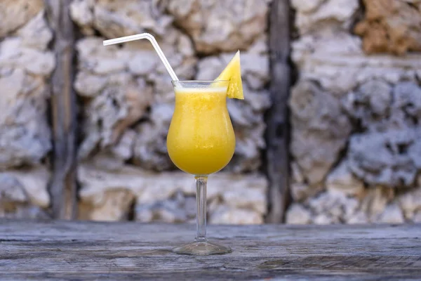 Suco Recentemente Espremido Abacaxi Uma Taça Vidro Fundo Uma Velha — Fotografia de Stock