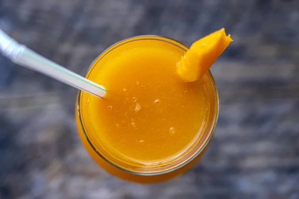 Frisch Gepresster Mangosaft Einem Glaskelch Auf Dem Holztisch Hintergrund Draufsicht — Stockfoto