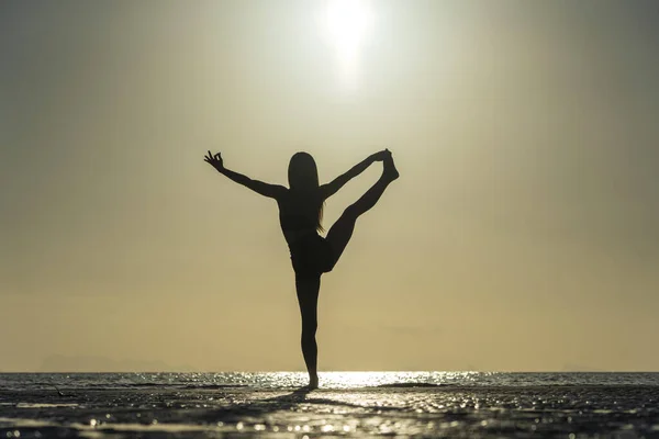 Silueta Mujer Pie Postura Yoga Playa Tropical Durante Puesta Del — Foto de Stock