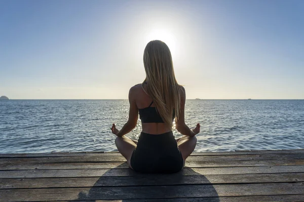 Silhouette Donna Seduta Posa Yoga Sulla Spiaggia Tropicale Durante Tramonto — Foto Stock