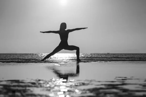 Silhouette Woman Standing Yoga Pose Tropical Beach Sunset Caucasian Girl — Stock Photo, Image
