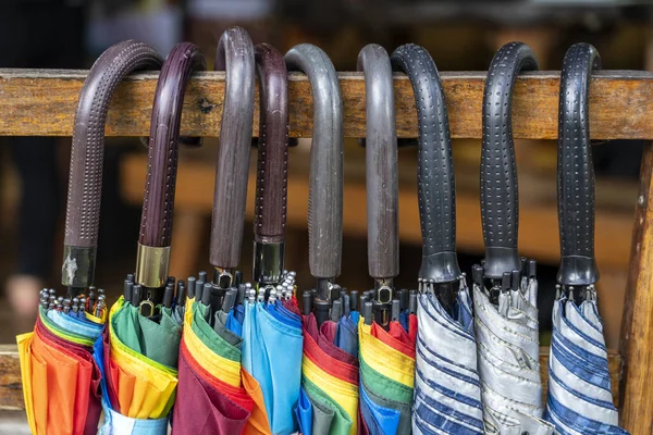 Viele Bunte Regenschirme Mit Kunststoffgriffen Nahaufnahme — Stockfoto