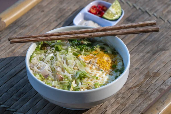 Rice Noodle Soup Many Delicious Ingredients Traditional Vietnamese Soup Close — Stock Photo, Image