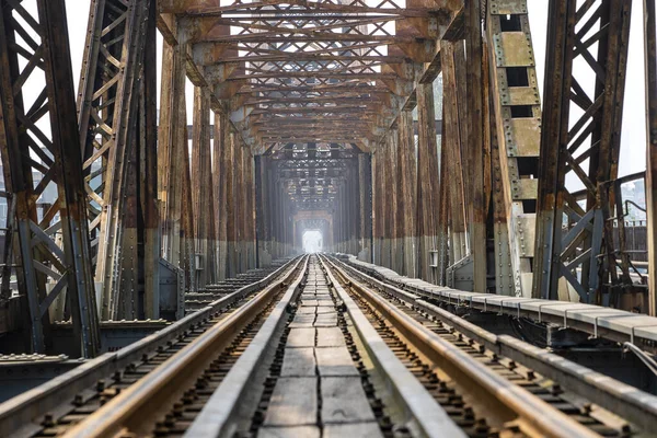 越南河内古铁桥龙边铁路与行人穿越一条河流 — 图库照片